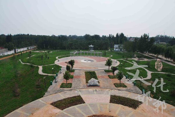 河北省广平县人民政府修建的卢氏太极文化广场全景(位于卢董村西).